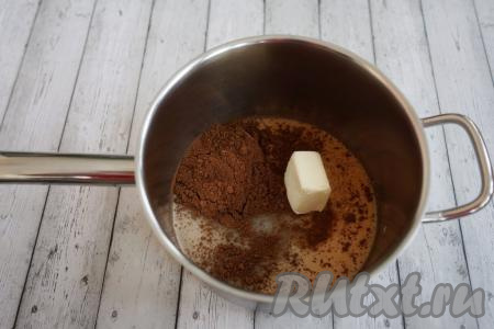 Когда торт "Вупи пай" собран, начинаем заниматься шоколадной помадкой. Для этого отправляем в сотейник 100 мл молока, 100 грамм сахара, 50 грамм сливочного масла и 40 грамм какао-порошка, ставим на средний огонь и прогреваем, непрерывно помешивая.