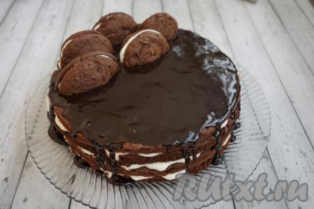 Разрезаем каждое пирожное пополам и ставим на торт прямо на помадку. Когда помадка застынет, половинки пирожных будут хорошо держаться на её поверхности.