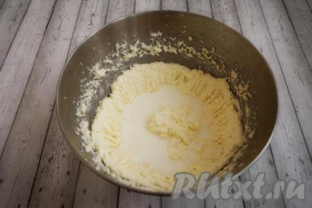 Дальше вводим в получившуюся яично-масляную массу 200 мл молока комнатной температуры, вновь перемешиваем миксером основу для нашего торта.