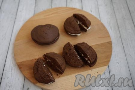 Теперь достаём из холодильника наши пирожные&nbsp;"Вупи пай". Они уже остыли и половинки хорошо соединились друг с другом.