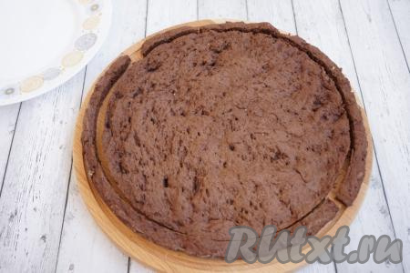 Остывшие коржи я всё же советую обрезать по форме тарелки (у меня диаметр тарелки 27 см). Хоть мы и выпекали тесто в одной и той же форме для выпечки, помните, корж больше напоминает печенье, поэтому края будут неровными.