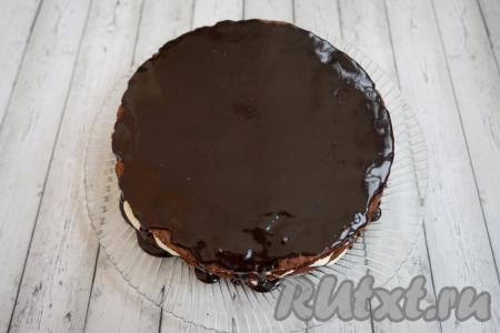 Когда консистенция станет однородной, снимаем помадку с огня, немного охлаждаем и можно покрывать&nbsp;торт.