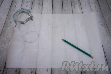 Берём бумагу для выпечки и круглый стакан (или стопку). Обводим на бумаге карандашом круги по размеру стакана - это будут формы наших пирожных. Перекладываем бумагу с нарисованными кругами на противень. Выкладываем 1 часть теста в кондитерский мешок, отрезаем кончик и отсаживаем тесто на лист в нарисованные круги. У меня получилось 8 кругов, заполненных тестом. Прогреваем духовку до 180 градусов и выпекаем пирожные быстро, буквально, 2-3 минуты. Достаём 8 испечённых пирожных из духовки и даём остыть.