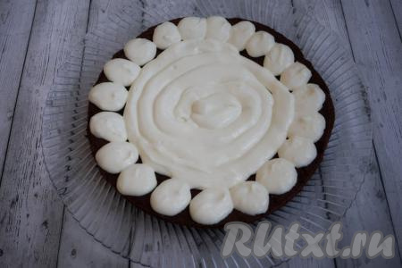 Теперь начинаем собирать торт "Вупи пай". Перекладываем крем в кондитерский мешок, обрезаем кончик и красиво промазываем каждый из трёх коржей, затем выкладываем их один на другой. Сверху кладём четвёртый корж, его смазывать кремом не нужно (верхний корж мы будем покрывать шоколадной помадкой).