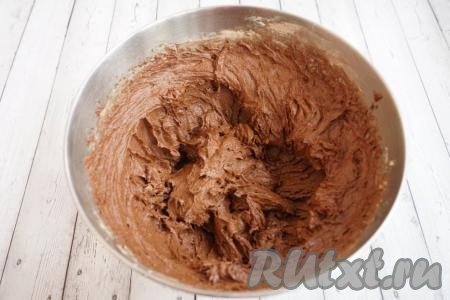 В результате должно получиться в меру густое, липковатое шоколадное тесто. Стоит оговориться, это тесто не бисквитное, поэтому единым коржом торт выпекать нельзя. Нужно будет разделить тесто на 5 равных частей. Из одной части мы сделаем пирожные для украшения торта, а из оставшихся испечём четыре коржа.