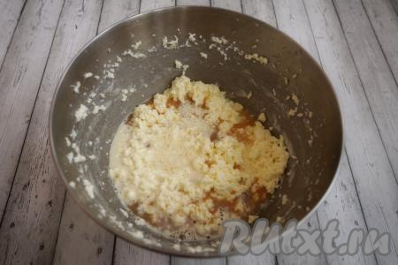 Теперь завариваем 200 мл чёрного кофе (можно взять и растворимый, ориентируйтесь по крепости на свой вкус). Кофе в основу для торта нужно добавить именно горячий, тогда масло начинает плавиться и мы получаем нужную консистенцию. В общем, добавляем горячий кофе в основу для торта и снова взбиваем до однородности.