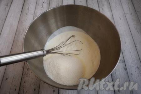 Даём коржам полностью остыть. А в это время занимаемся приготовлением сметанного крема, для этого смешиваем в миске с помощью венчика 800 грамм жирной хорошо охлаждённой сметаны (лучше всего домашней, магазинная 20% для крема точно не подойдёт), 10 грамм ванильного сахара и 160 грамм сахара. Смешивать с помощью миксера сметану с сахаром не нужно, после миксера сметана станет жидкой и крем не будет держать форму.