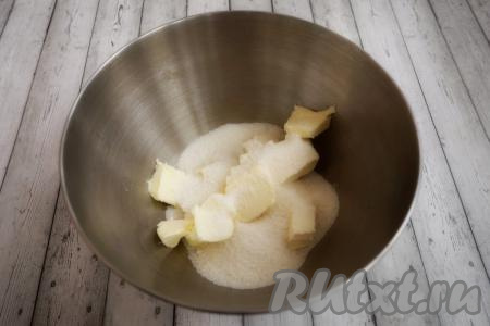 Теперь в другой миске соединяем 375 грамм сливочного масла комнатной температуры с 315 граммами сахара и взбиваем миксером до однородности. Добавляем к сахарно-масляной смеси 3 яйца и вновь взбиваем миксером до получения однородной массы.