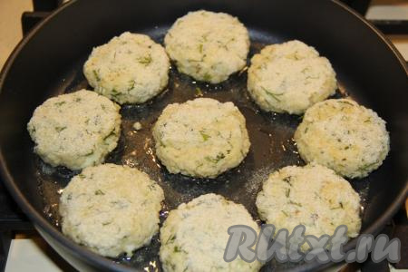 Сковороду разогреть с небольшим количеством растительного масла, выложить пшённые котлеты.