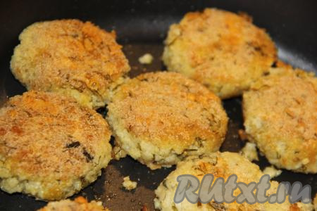 Обжарить котлеты с двух сторон на среднем огне до образования золотистой корочки.