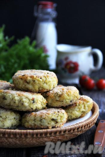 Готовые котлеты из пшённой каши разложить со сковороды по тарелкам и подать в горячем виде, дополнив сметаной (она отлично сочетается с такими котлетками) или любимыми соусами.
