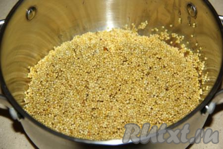 Пшено хорошо промыть (до чистой воды), выложить в кастрюлю.