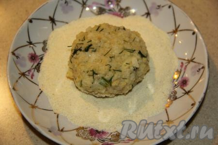 Сформировать из получившейся массы котлеты, обвалять их в манке со всех сторон.