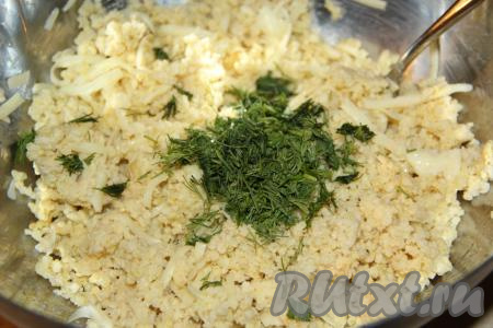 Вымыть укроп и немного обсушить, мелко нарезать, добавить в смесь пшена и сыра, подсолить по вкусу, перемешать.