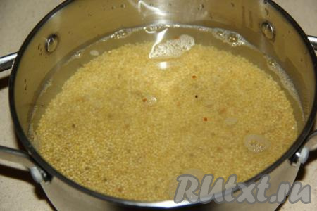 Залить пшено 400 мл холодной воды и поставить кастрюлю на огонь.