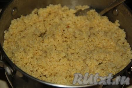 После закипания варить пшённую кашу до готовности и полного испарения жидкости на минимальном огне под крышкой (на это потребуется минут 20-25). Затем, сняв с огня, остудить, каша должна стать чуть тёплой.