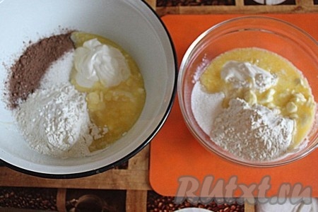 Для приготовления светлого и шоколадного теста соедините ингредиенты - сметану, размягченный маргарин, муку, сахар, соду (можно не гасить) и какао в двух разных мисках.