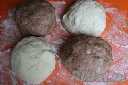 Замесите пышное тесто и разделите каждое на 2 части, в итоге получится 2 светлых части и 2 шоколадных.