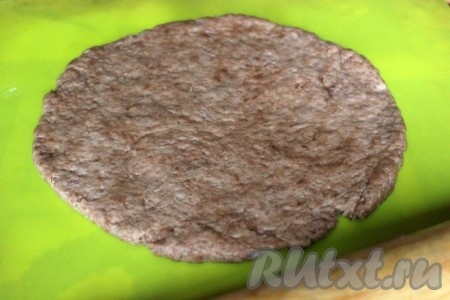 Каждый кусок теста раскатайте в круг примерно 25 см в диаметре и испеките в разогретой духовке при 200 градусах около 10-12 минут (время зависит от свойств духовки).