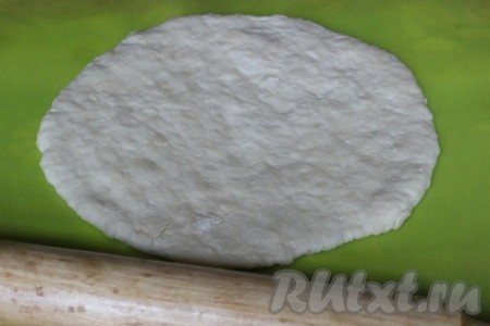 Испеченные коржи можно подровнять в один размер (например, по крышке или по тарелке и т.п.), но я для своего домашнего варианта этого делать не стала...