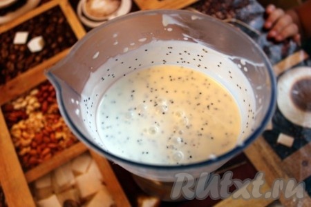 Для крема и глазури взбейте сметану с сахаром, добавьте мак и ещё раз взбейте.