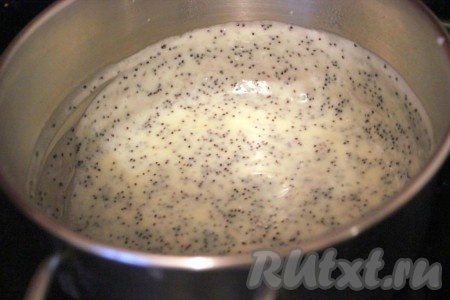 Оставшуюся часть сметанного крема доведите до закипания, поварите при помешивании на слабом огне - это глазурь, которой аккуратно полейте верхнюю поверхность сметанного торта.