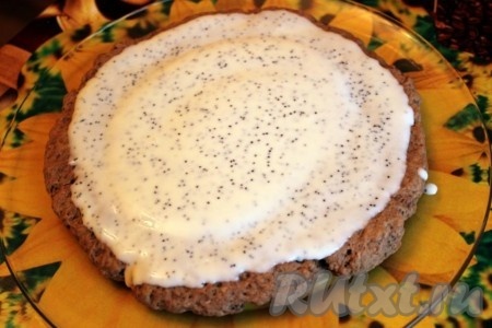 Соберите торт, промазывая коржи сметанным кремом.