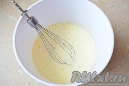 Миксером взбейте содержимое чаши в пышную пену (именно от этой пышности и будет зависеть пористость готовых оладий).