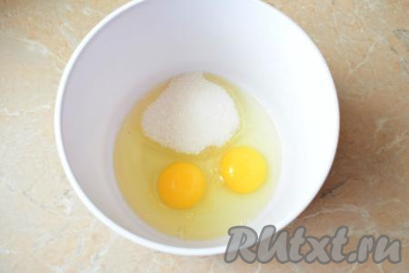 В достаточно глубокой чаше (глубокая чаша удобна тем, что при взбивании из неё не разлетаются брызги) соедините яйца с солью и сахаром.