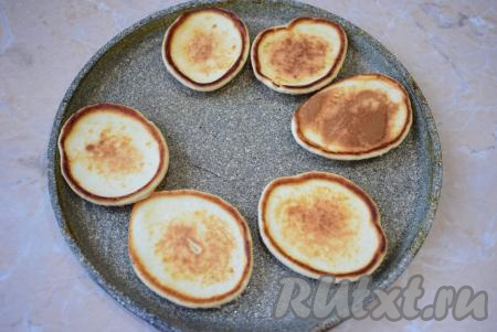 Оладьи жарьте до румяности с двух сторон (приблизительно, по 1-2 минуте с каждой стороны), затем перекладывайте на тарелку. Постепенно пожарьте все оладушки из оставшегося теста.