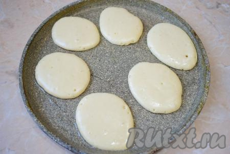 На хорошо разогретую сковородку (удобнее всего использовать блинную сковороду) налейте немного растительного масла, сделайте огонь средним и выкладывайте по 1 столовой ложке теста, формируя оладушки.