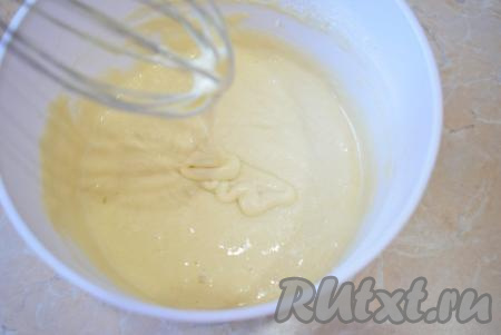 Добавляя муку, ориентируйтесь на консистенцию теста. Должно получиться тесто, как на фото: достаточно густое, но немного растекающееся на поверхности. Мука бывает разной, поэтому её может потребоваться больше или меньше.