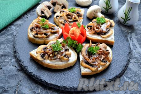 Необычайно вкусные бутерброды&nbsp;с жареными шампиньонами и карамелизированным луком украсить зеленью и подать к столу.