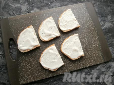 Этим соусом смазать ломтики батона.