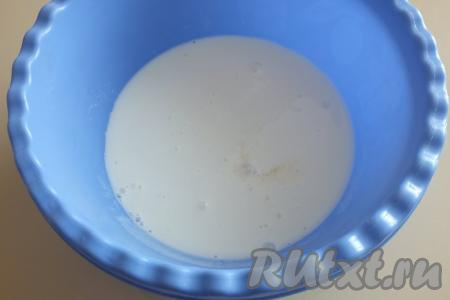 В миску налейте кефир, добавьте соль, соду, перемешайте.
