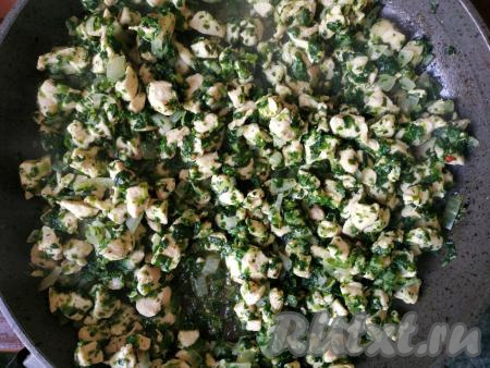 На сковороде на небольшом количестве растительного масла (я готовила на антипригарной сковороде, поэтому масло не добавляла) сначала обжариваем куриное филе, помешивая, на среднем огне до изменения цвета (это займёт, примерно, 5 минут). Затем добавляем лук, обжариваем ещё 3-5 минут, не забывая помешивать время от времени. Выкладываем шпинат, солим, добавляем специи по вкусу, тщательно перемешиваем. Если шпинат свежий, тогда просто перемешайте его с курицей и снимите сковороду с огня. Если используете, как и я, замороженный шпинат, то держите сковороду на огне, пока шпинат не разморозится. Сняв с огня, даём начинке из курицы и шпината немного остыть.