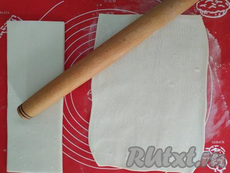 Слоёное тесто раскатываем на присыпанной мукой поверхности и выкладываем в форму для выпечки (я готовила в форме диаметром 28 см). Форму предварительно ничем не смазываем.