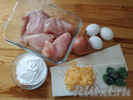 Слоёное тесто и шпинат (если вы используете замороженный) размораживаем при комнатной температуре. Сыр натираем на средней тёрке. Если шпинат свежий, нарезаем его на достаточно тонкие полоски.