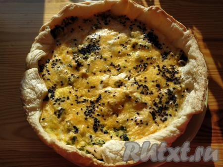 Выпекаем пирог в разогретой духовке при температуре 180 градусов 25-30 минут (до золотистого оттенка).