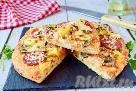 Настоятельно советую испечь дома&nbsp;пиццу&nbsp;с ананасами и колбасой, особенно вкусно её&nbsp;кушать в горячем виде!