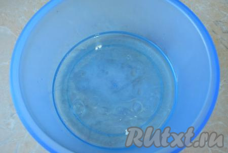 Для приготовления пиццы, первым делом, необходимо замесить простое дрожжевое тесто. Для этого соедините в достаточно объёмной миске тёплую воду с солью и сахаром, затем влейте растительное масло, перемешайте. Благодаря тому, что вода тёплая, процесс брожения дрожжей начнётся быстрее, а значит и тесто будет лучше подходить. Но для того чтобы дрожжи не погибли, вода не должна быть и слишком горячей (её температура не должна быть выше 42 градусов).