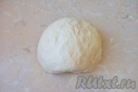 Подсыпая оставшуюся муку, замесите тесто. Количество муки может быть чуть больше или меньше. Ориентируйтесь на консистенцию готового теста. Оно должно получиться мягким, пластичным и не липнущим к поверхности и рукам. Накройте тесто&nbsp;полотенцем и дайте ему&nbsp;полежать в тёплом месте минут 30-40, чтобы оно подошло и немного увеличилось в объёме.