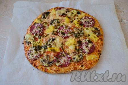 Готовую румяную пиццу извлеките из духовки и подавайте к столу. Аналогично испеките вторую пиццу.