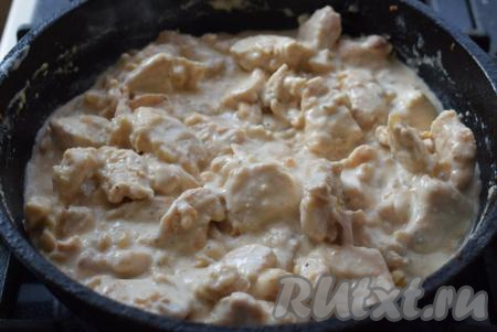 Сливки смешаются с мукой и дадут нашему блюду&nbsp;вкусную подливку. Выключаем огонь.