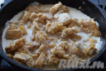 Далее вливаем в сковороду сливки и аккуратно перемешиваем. Тушим филе в сливках, примерно, 2-3 минуты.