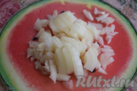 В это время очистим лук от кожицы и нарежем его на мелкие кубики.