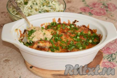 Посыпаем сырную корочку нарезанными укропом, петрушкой, зелёным луком и подаём&nbsp;к столу. Такое сочное, нежное куриное филе в сливках под сырной корочкой непременно понравится вашей семье,&nbsp;его можно подать с различными гарнирами на обед или ужин.