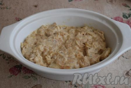 Берём форму для запекания (желательно керамическую или стеклянную, так как молочные продукты могут пригорать к металлической поверхности)&nbsp;и перекладываем в неё&nbsp;содержимое сковороды.