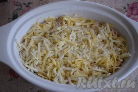 Сыр натираем на крупной тёрке и обильно посыпаем сыром&nbsp;куриное&nbsp;филе в сливках.