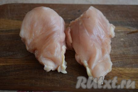 Куриное филе промываем под холодной водой и обсушиваем бумажными полотенцами.